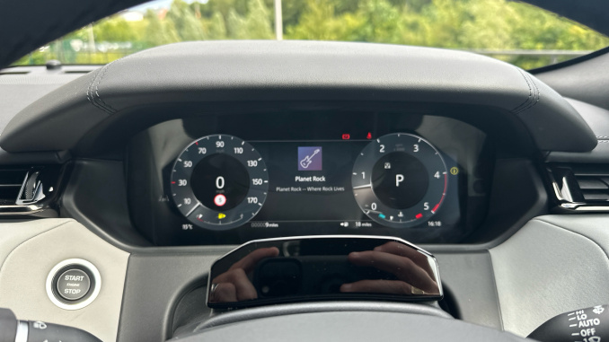 Land Rover Range Rover Velar 3.0 D300 MHEV Belgravia Edition Satin 5dr Auto Diesel Estate - Image 16